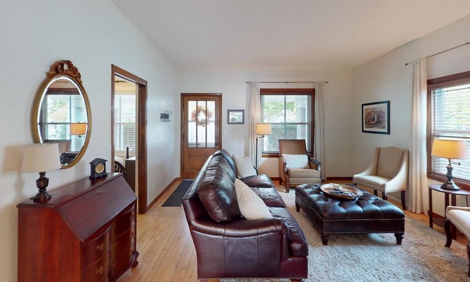 Green Bay House | Charming Lower Near Hospitals/Green Bay/Astor