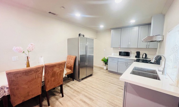 San Gabriel House | Charming master room in San Gabriel with WiFi and AC
