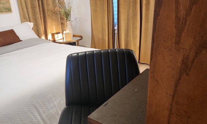Riviera - Westchester House | Charming masterbedroom@historical downtown Bakersfield close to major hospitals