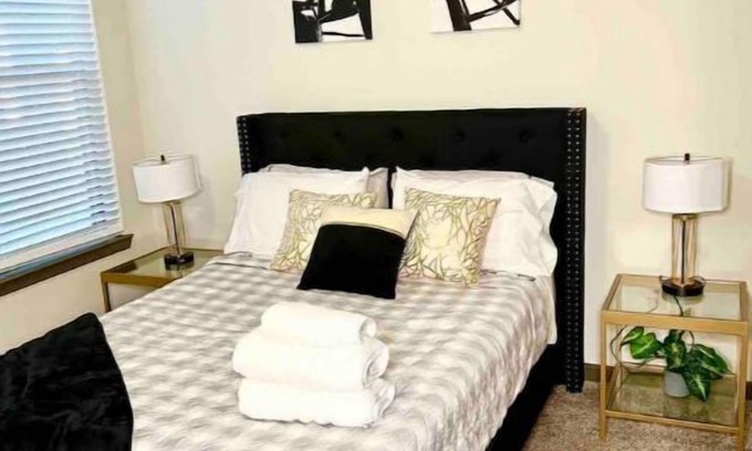 Home Park Apartment | Charming midtown oasis | No Service Fee |FREE parkn