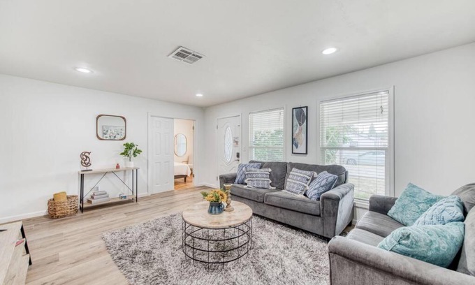 Fig Garden House | Charming Modern 3BR Fresno House