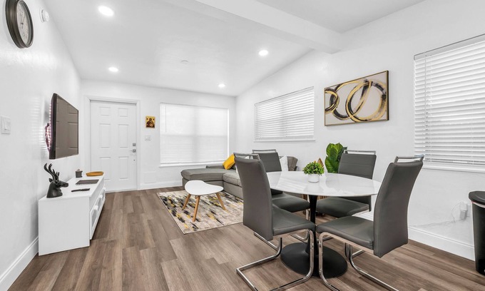 Fort Lauderdale House | Charming, Modern, Smart Home/Office/Fast WIFI/Private Parking/Huge Backyard