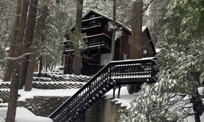 Blue Jay Cabin | Charming Mountain Cabin 3BR/3BA +Loft minutes from the lake
