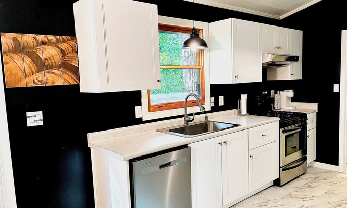 Saluda Cabin | Charming Mountain cabin in Saluda with stunning views & modern amenities!