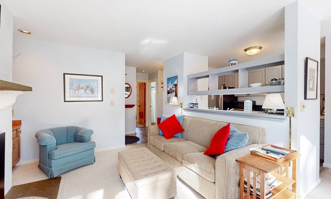 Warren Condo | Charming mountainside condo with fireplace, skiing, balcony, & washer/dryer