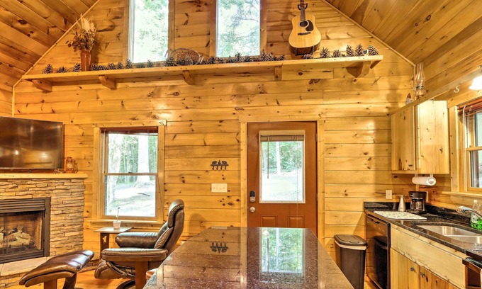 Murphy Cottage | Charming Murphy Cabin w/Porch - Near Hiking!