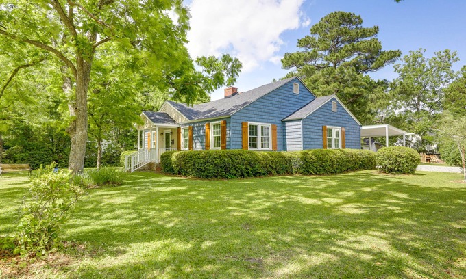 New Bern Cottage | Charming New Bern Cottage w/Grill & Fire Pit!