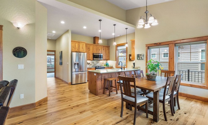 Dover Bay Condo | Charming new Dover Bay condo near Sandpoint
