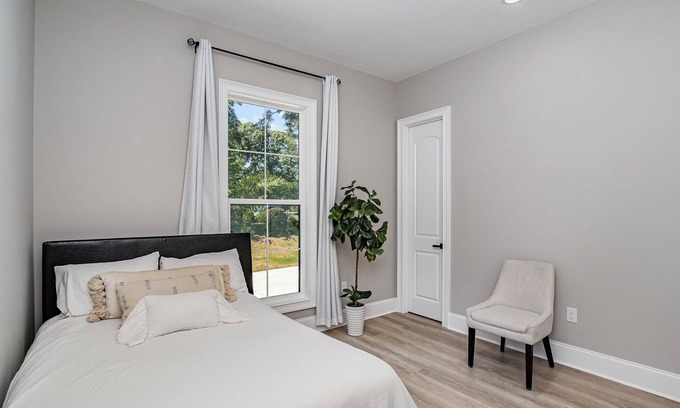 Weddington House | Charming New Guest House Retreat - Modern Comfort & Serenity