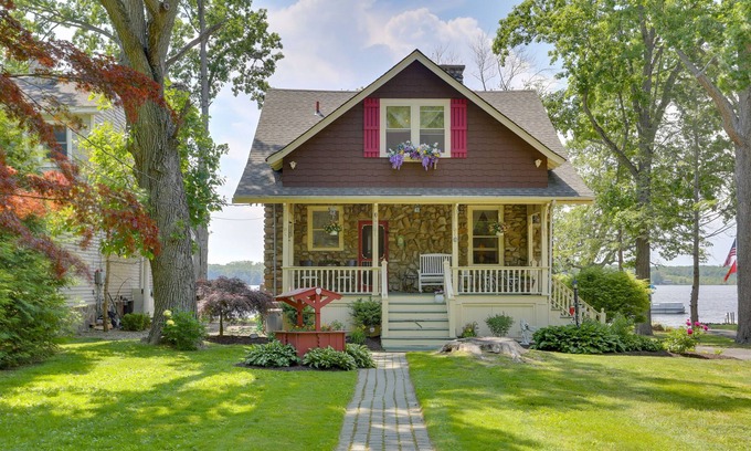 Orange Lake House | Charming Newburgh Home: Waterfront on Orange Lake!