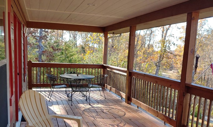 Clarkson House | Charming Nolin Lake Retreat