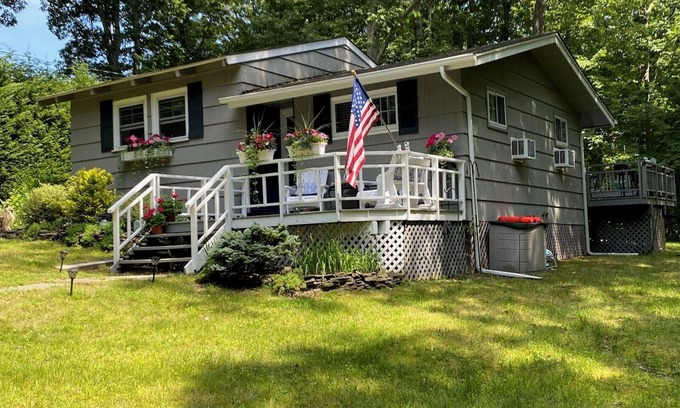Southold House | Charming North Fork Beach Cottage