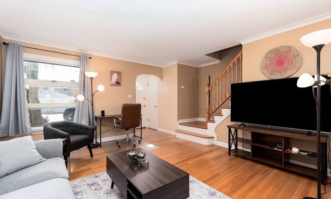 River Forest Apartment | Charming Oak Park Retreat