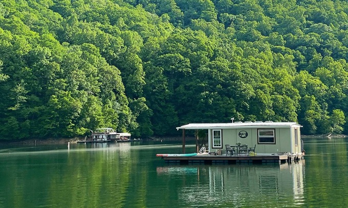 Fontana Dam Boat Rental | Charming off-grid Floating Cabin / Houseboat on Lake Fontana