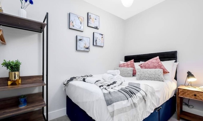 Harlington Apartment | Charming One bedroom flat mins from LHR