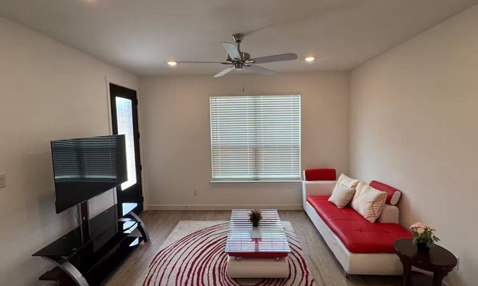 Lincoln Park House | Charming PRIVATE 1-bedroom guest house in lovely Little Elm with AC