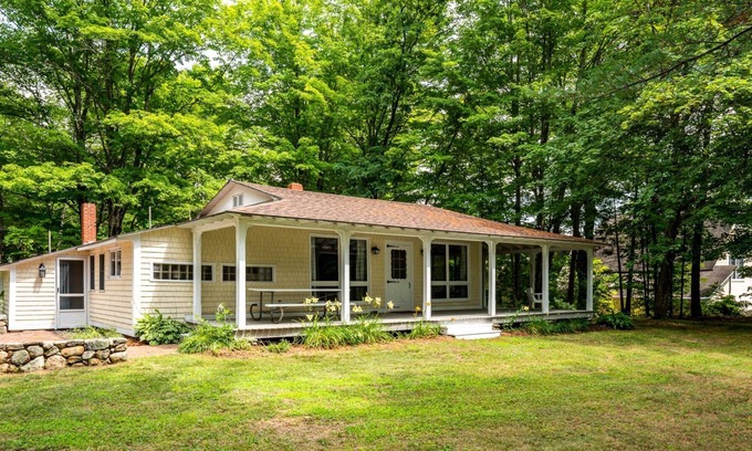 Bryant Pond House | Charming Private Lakefront Cottage, Close to Hiking, Biking, Golf