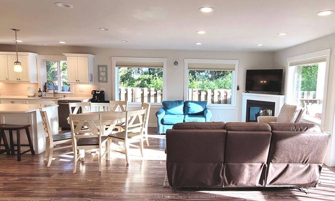 Pacific Beach House | Charming Private Retreat Near Beaches/Fully Fenced