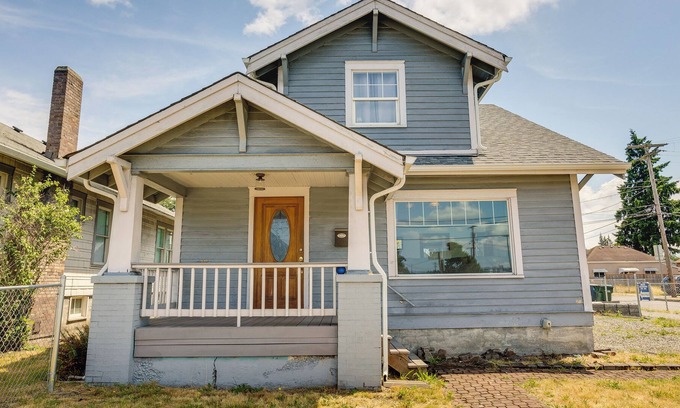 Puyallup House | Charming Puyallup Home w/ Fireplace!