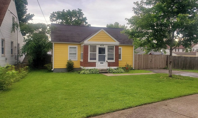 Prestonia House | Charming, Quaint 2-bedroom house with AC, WiFi in Wonderful Louisville