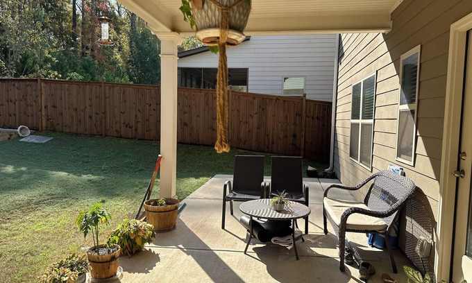 Mableton House | Charming queen bedroom suite with private & peaceful backyard near Atlanta