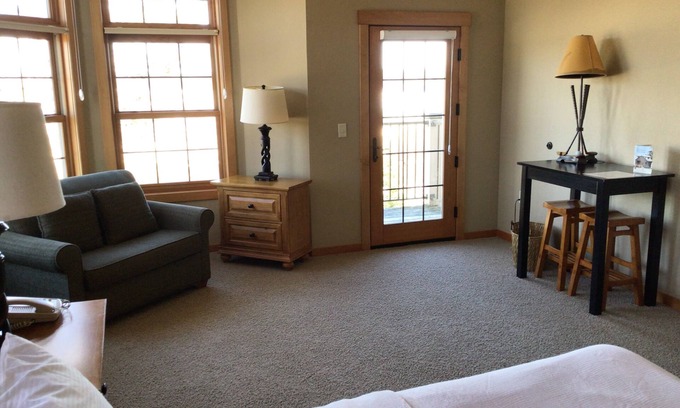 Three Lakes Apartment | Charming Queen Studio for Two Northernaire Resort – Three Lakes, WI