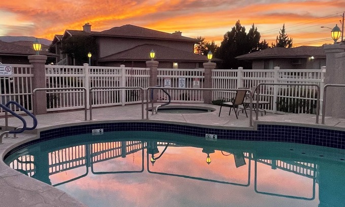 Cottonwood Condo | Charming & quiet 2-bedroom condo in gated community w pool, hot tub & gym!