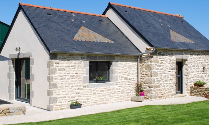Landunvez Hotel | Charming, quiet and bright cottage 300 m from the beaches and 20 m from the GR34