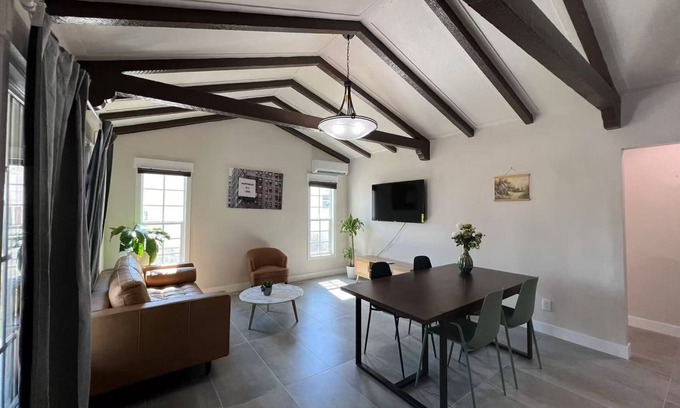 Baldwin Park House | Charming Remodeled Home 2-bedroom 1 bath house with AC and WiFi in Baldwin Park
