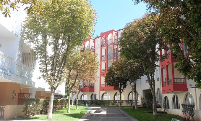 Lamalou-les-Bains Apartment | Charming Renovated Apartment with Terrace, Garden View, and Free Wi-Fi Near Lamalou-les-Bains Center