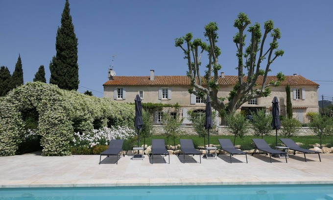 Fontvieille House | Charming renovated farmhouse in the heart of the Alpilles.