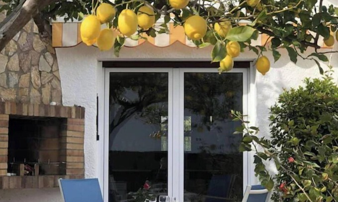 Llanca House | Charming renovated house - 4 mn walk from Grifeu beach - Very nice garden-Parking area