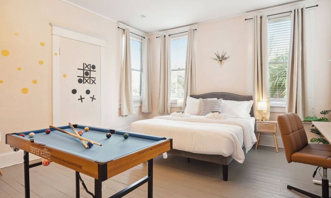 Metropolitan House | Charming Retreat 4BR w/Pool table + Board games