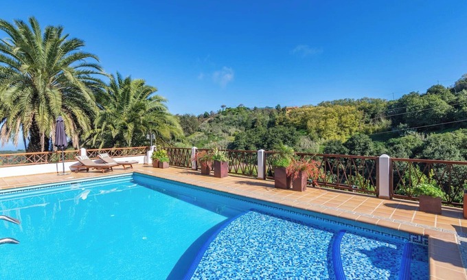 Moya House | Charming Retreat in Fontanales with Pool