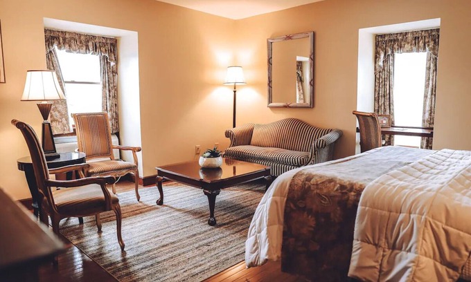 Milford House | Charming Retreat in Milford: Walking Distance to Local Attractions!