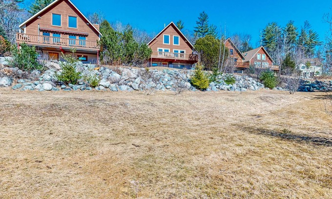Intervale House | Charming retreat + loft w/deck, gas grill, private washer/dryer, and jetted tub