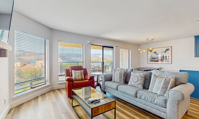 Chelan Condo | Charming Retreat W/Short Walk to Lake, Shared Pool/Hot Tub, & Large Balcony
