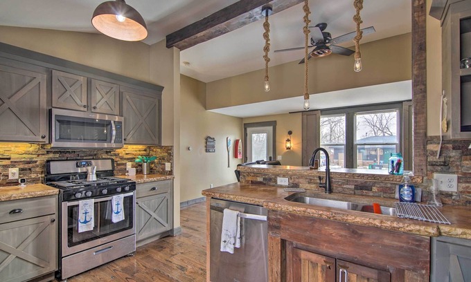 Edgerton House | Charming Retreat - Walk to Lake Koshkonong!