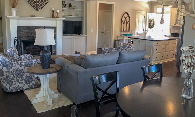 Reynolds Landing House | Charming Reynolds Landing Cottage adjacent to golf course & steps from the lake!