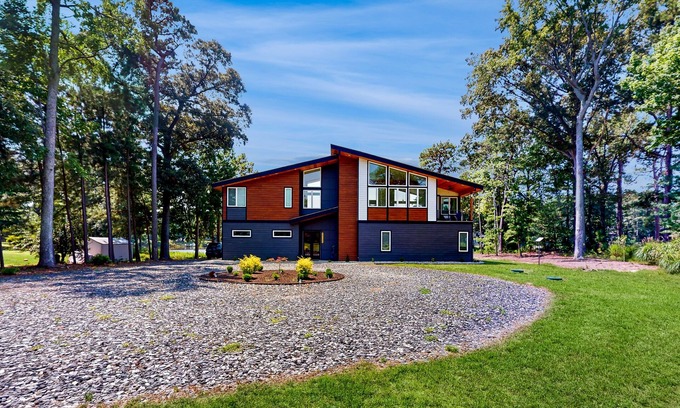 Edwardsville House | Charming Riverfront House with Stunning Views and Modern Amenities