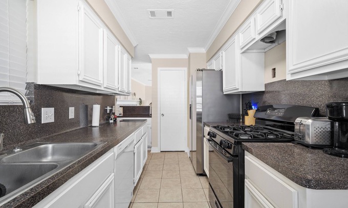 Greater Fondren Southwest House | Charming Room for Rent in Serene Neighborhood - Perfect for Professionals!