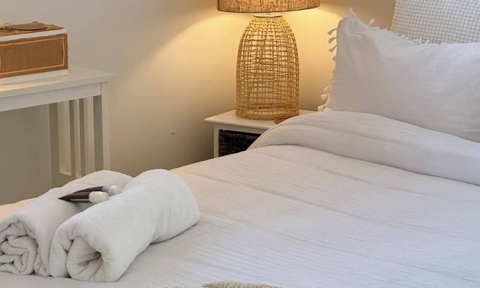 Culburra Beach Bed & Breakfast | Charming Room in a bed & breakfast with AC, WiFi in beautiful Culburra Beach