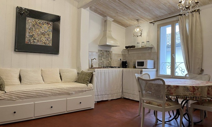 L'Isle-sur-la-Sorgue Apartment | Charming studio in downtown L'isle sur la Sorgue