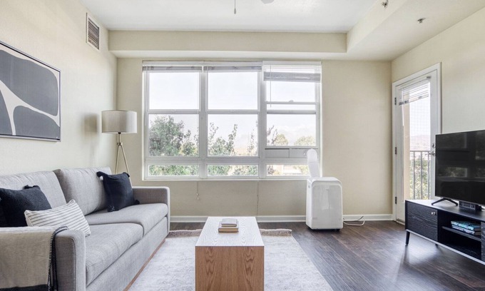 San Bruno Apartment | Charming San Bruno 2BR w/ Pool, W/D, Gym, walk to YouTube, by Blueground