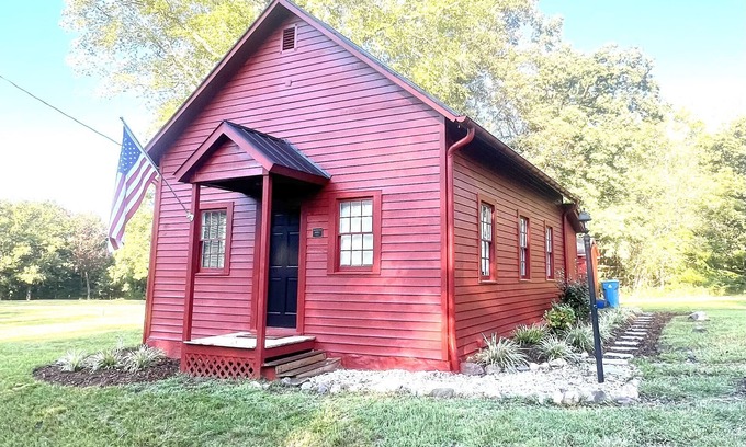 Leesburg House | Charming Schoolhouse Retreat