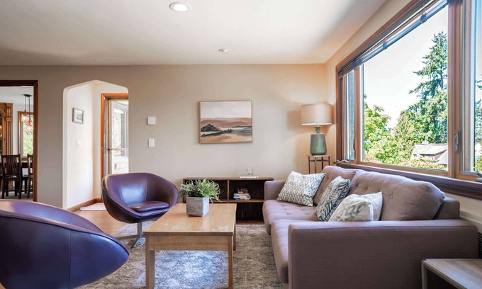 Seattle Metro Area House | Charming Seattle Hideaway - 1 block from lake WA