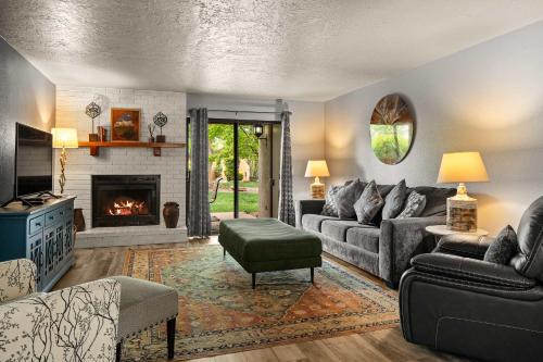 Oak Creek House | Charming Sedona Stay with Community Spa & Pool