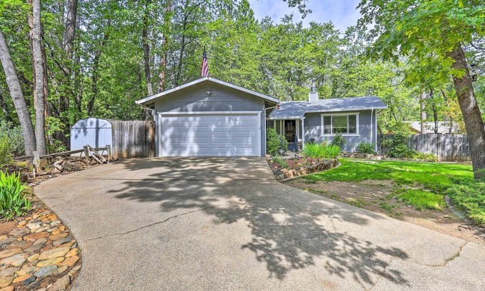 Lakehead-Lakeshore House | Charming Shasta Lake Retreat: Boat, Hike & Fish!