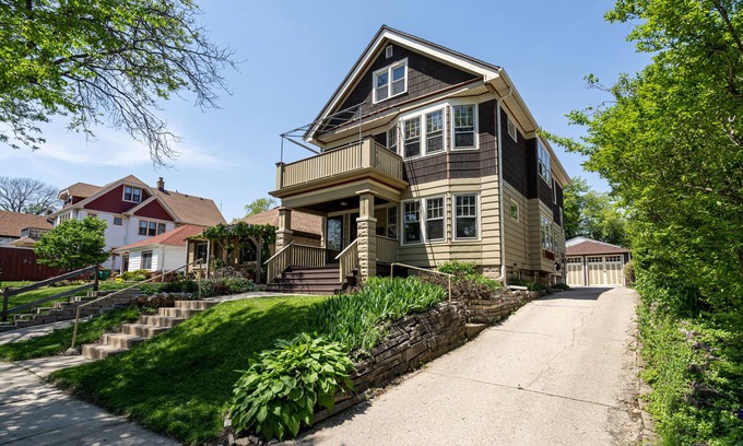 Shorewood House | Charming shorewood house near shops, free WiFi & Parking