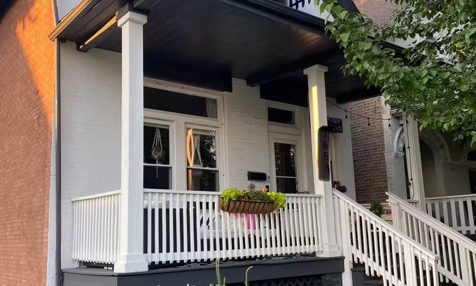 Chicago House | Charming single-family home for 6! FREE Parking!